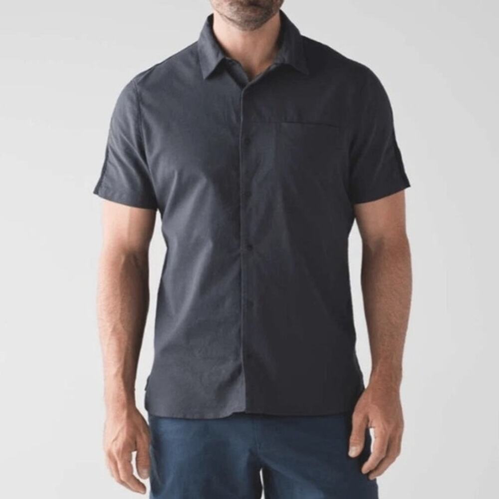 Lululemon Men's Snap To It Short Sleeve Shirt in Deep Coal / Black, Size Large